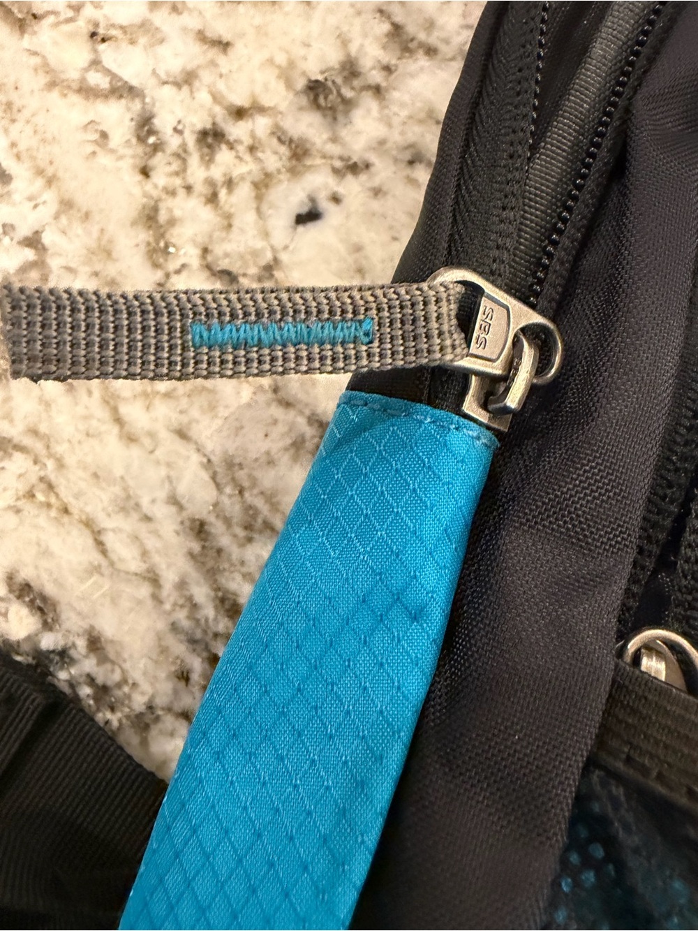 Miracool Blue Hydration Hiking Backpack - Picture 4 of 9